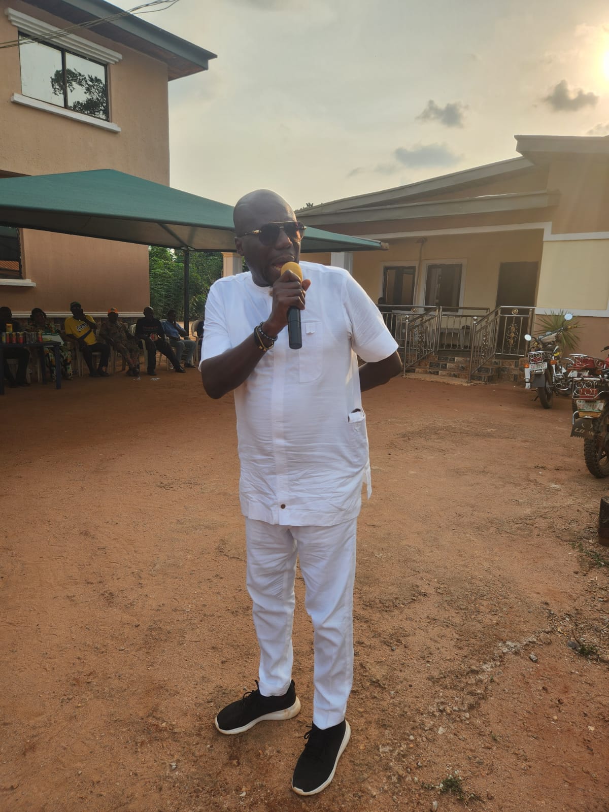 Grassroots Political Icon, Izegbu Begins Consultation with Opinion Leaders in Aniocha North LGA, Showers Gifts on Constituents