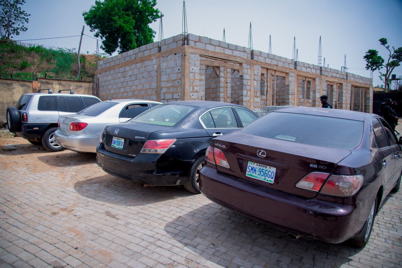 Police Dismantle Notorious Car Theft Syndicate in Kaduna, Recover 10 Vehicles, Arrest Ex-Soldier Impostor
‎
‎