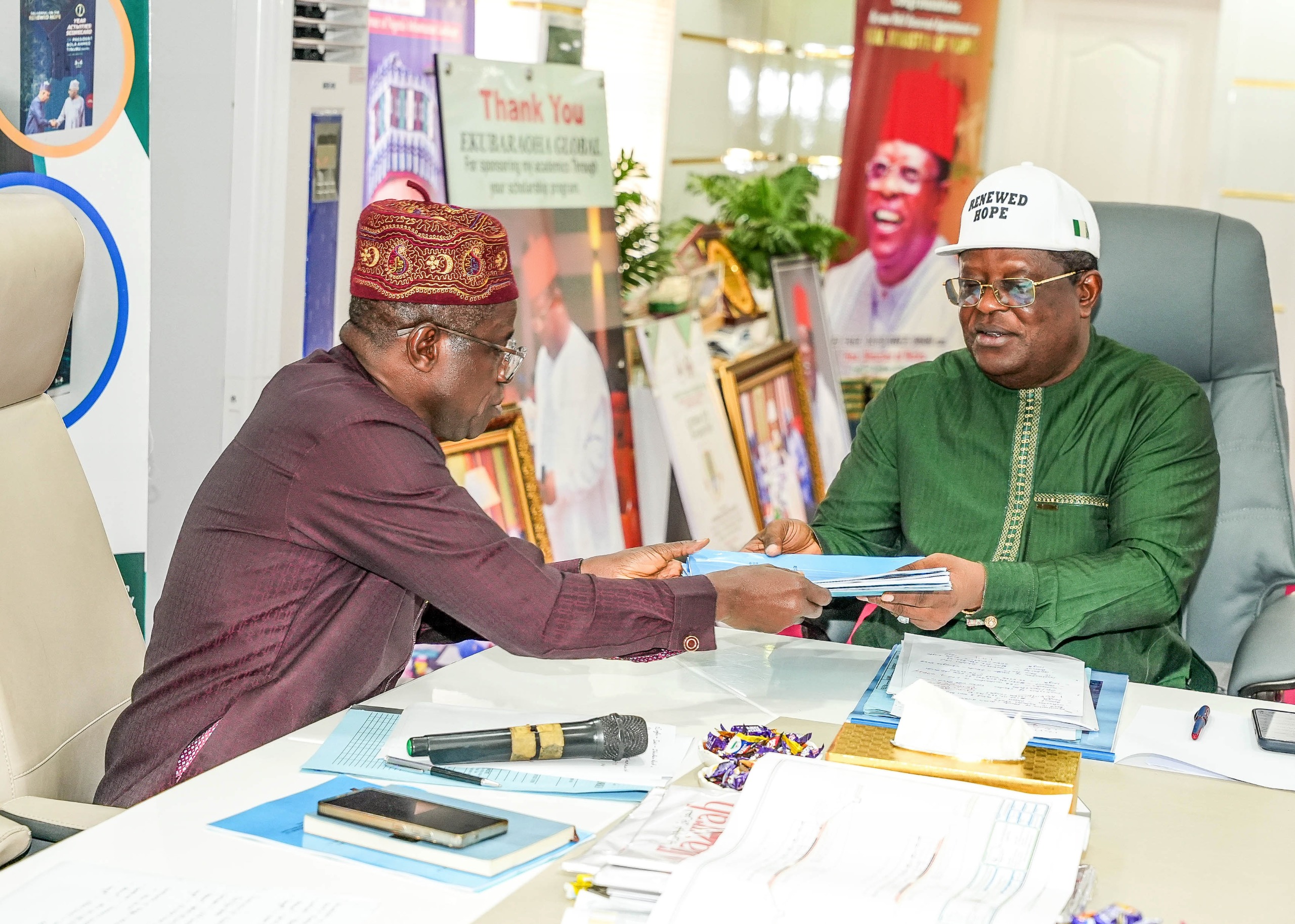 FG Awards Multi-Billion Naira Road Contracts, Umahi Targets 100-Year Concrete Highways

‎