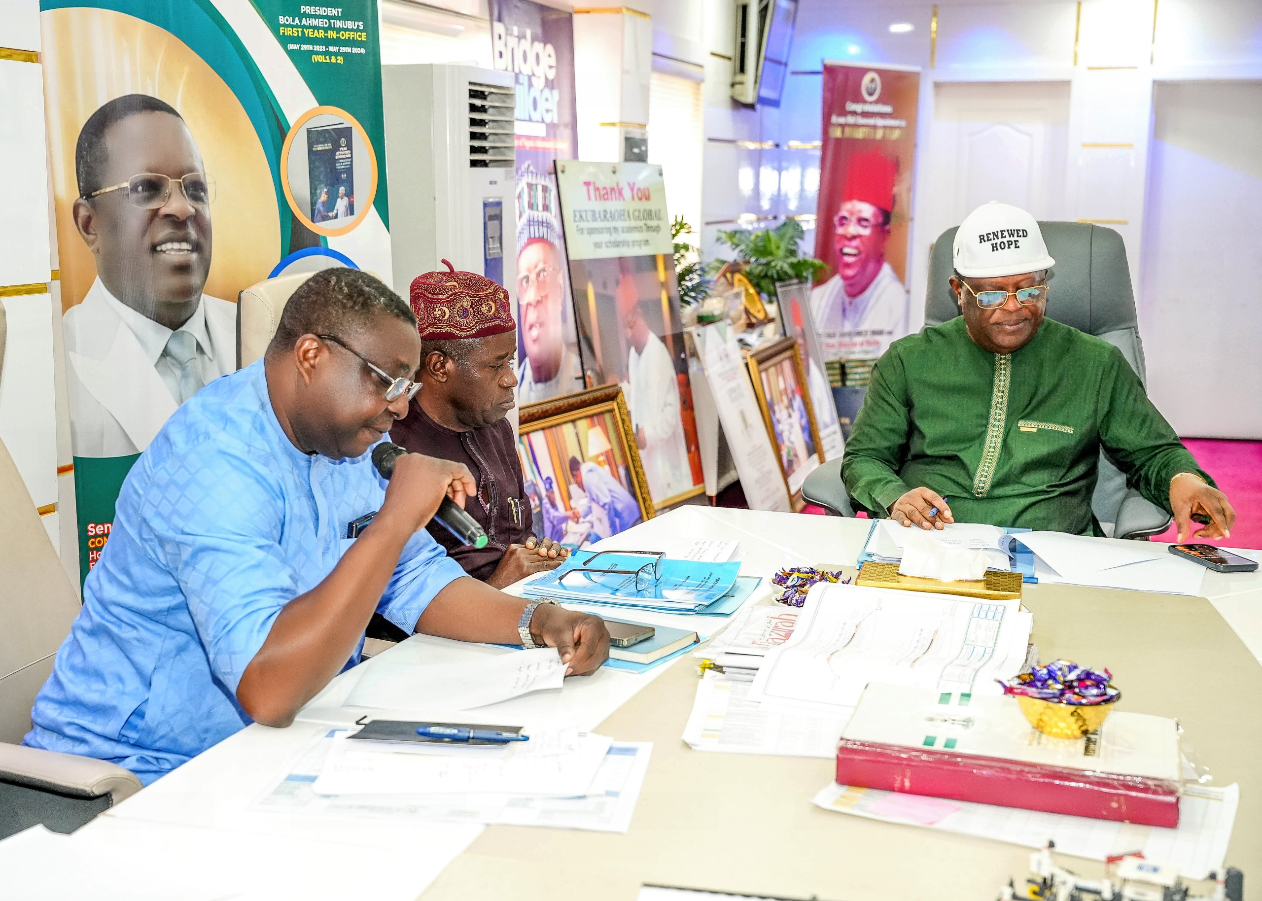 FG Awards Multi-Billion Naira Road Contracts, Umahi Targets 100-Year Concrete Highways

‎