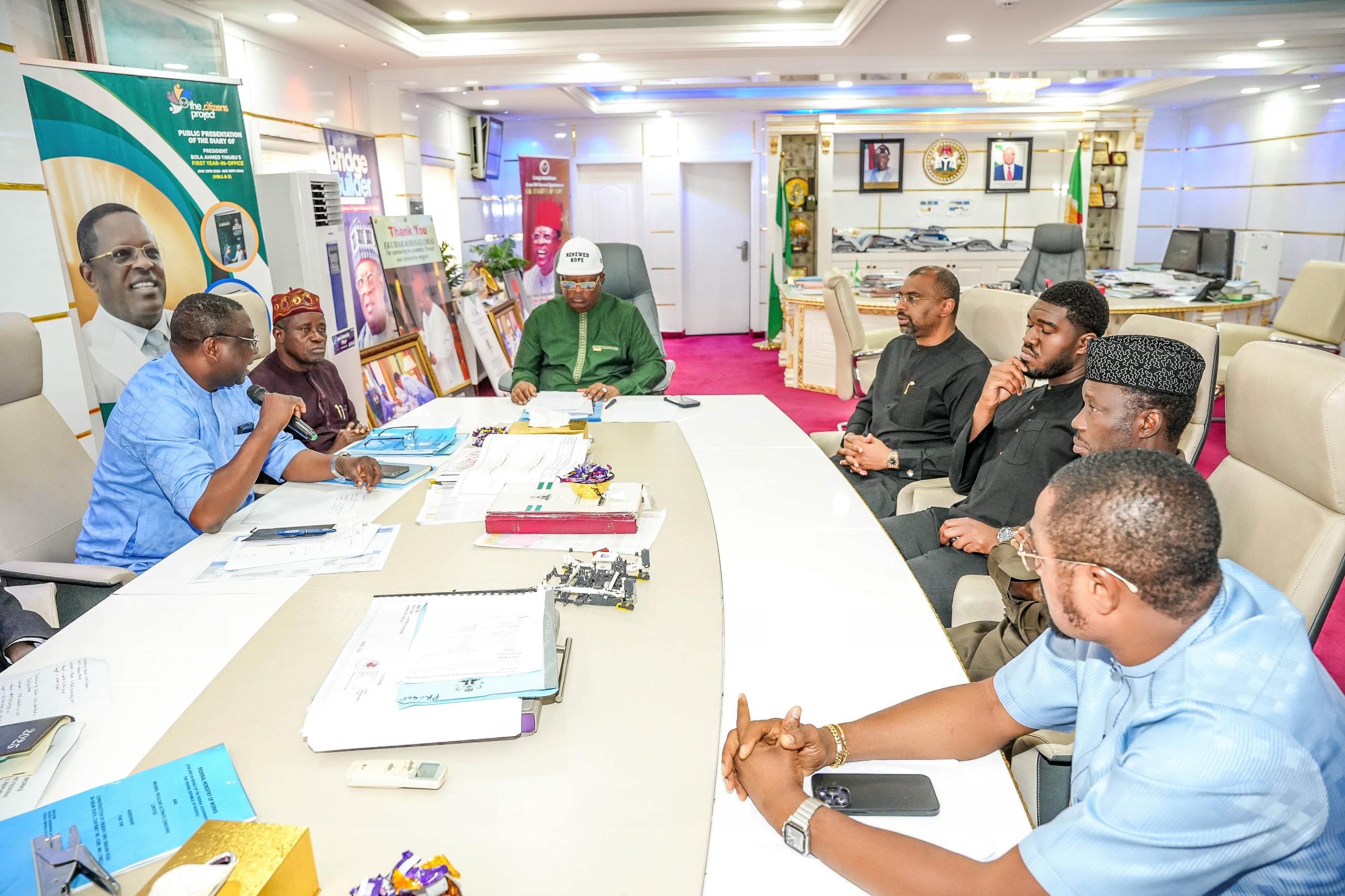 FG Awards Multi-Billion Naira Road Contracts, Umahi Targets 100-Year Concrete Highways

‎