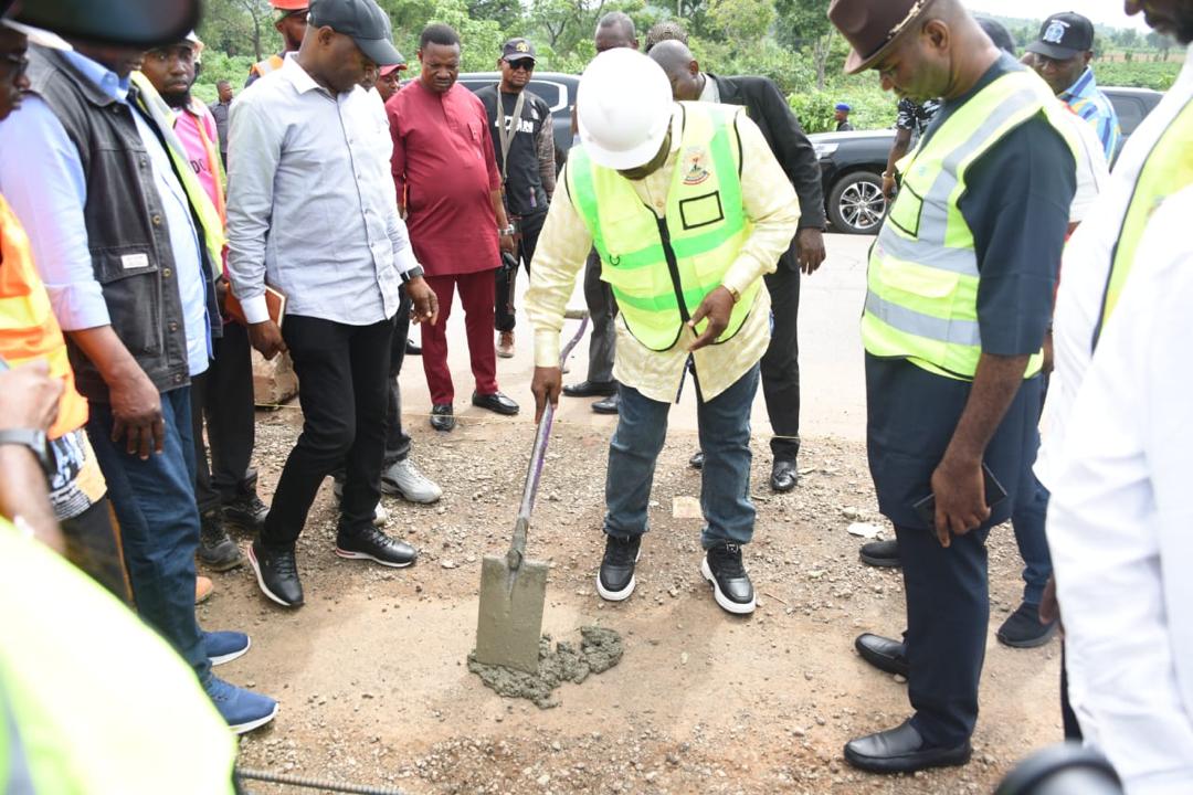 ‎Umahi Threatens Sanctions for Non-Performing Contractors, Says Tinubu Shouldn't Be Blamed for Delayed Road Projects

‎