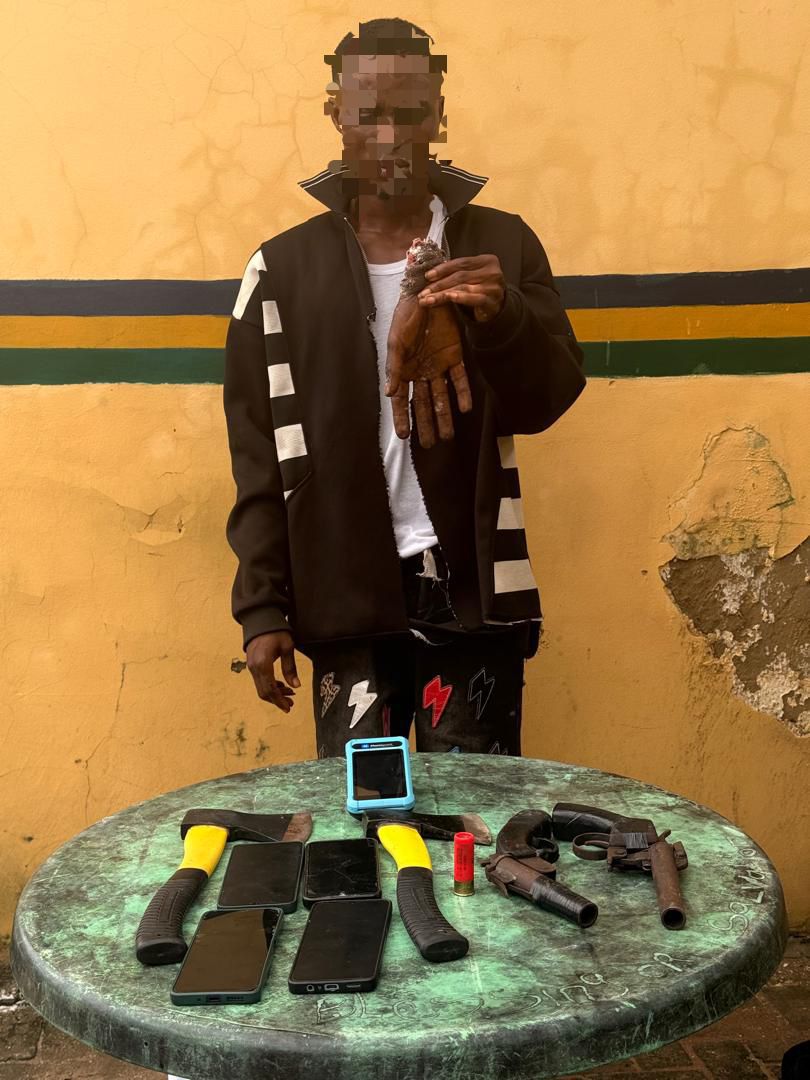 Police arrest robbery suspect with suspected human hand, guns in Lagos

‎