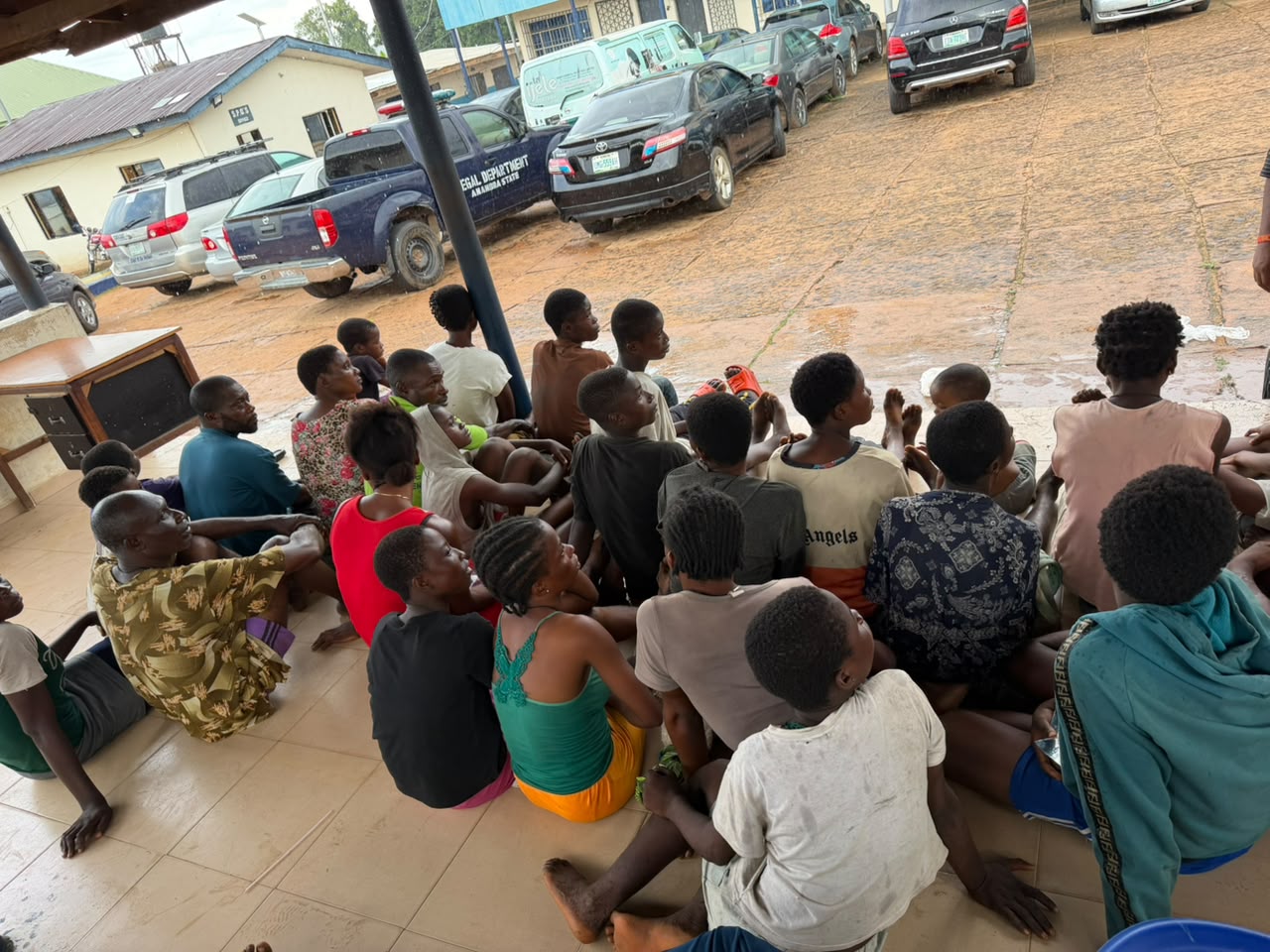 ‎Anambra police receive rescued children, suspects over alleged child labour, street hawking

‎