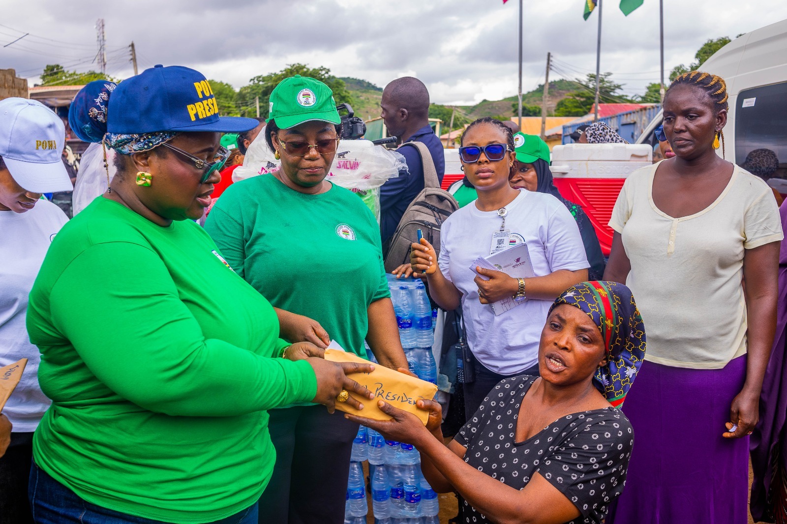 ‎POWA President surprises Abuja barracks traders with grants, relief materials ‎ ‎