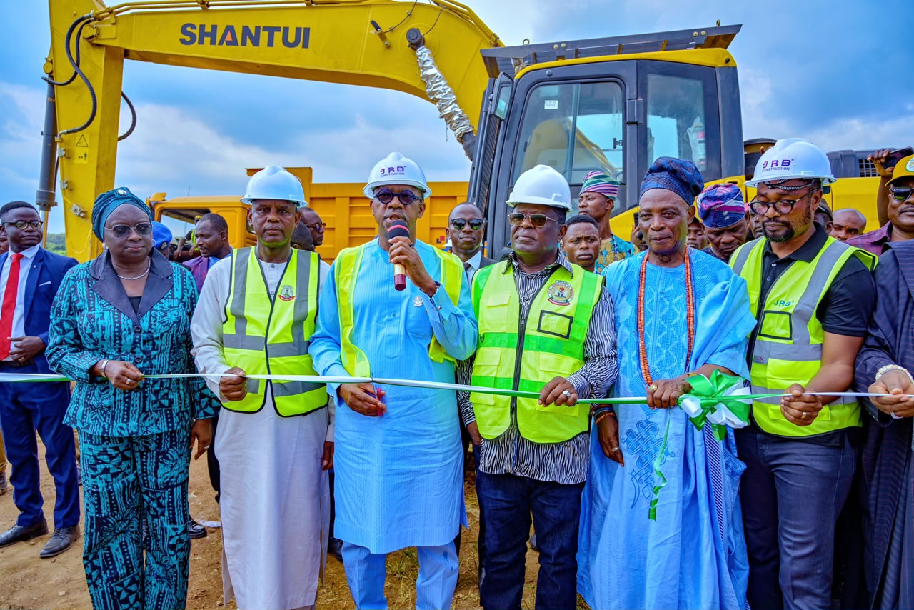 Umahi flags off Ibadan-Ijebu Ode dualisation, vows end to road ‘temporary fixes’